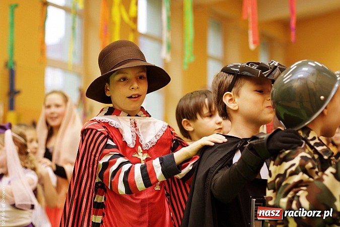 Zdjęcie w galerii na portalu naszraciborz.pl: Kolorowy bal karnawałowy w SP 13 wiadomości z regionu