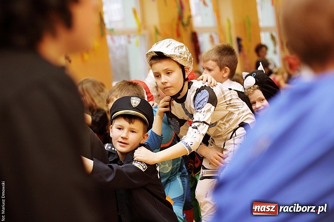 Zdjęcie w galerii na portalu naszraciborz.pl: Kolorowy bal karnawałowy w SP 13 wiadomości z regionu