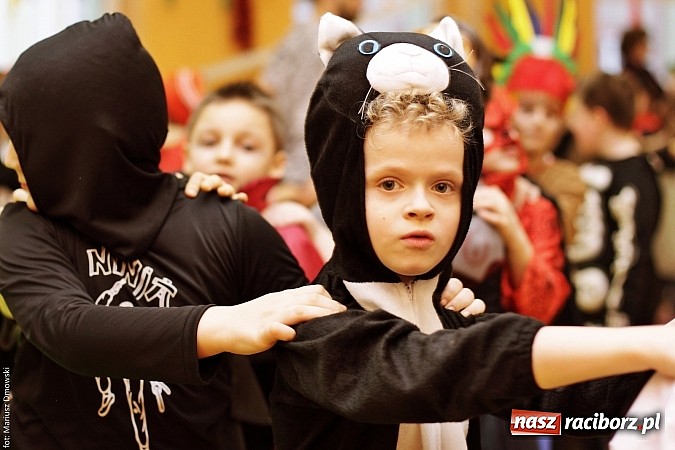 Zdjęcie w galerii na portalu naszraciborz.pl: Kolorowy bal karnawałowy w SP 13 wiadomości z regionu