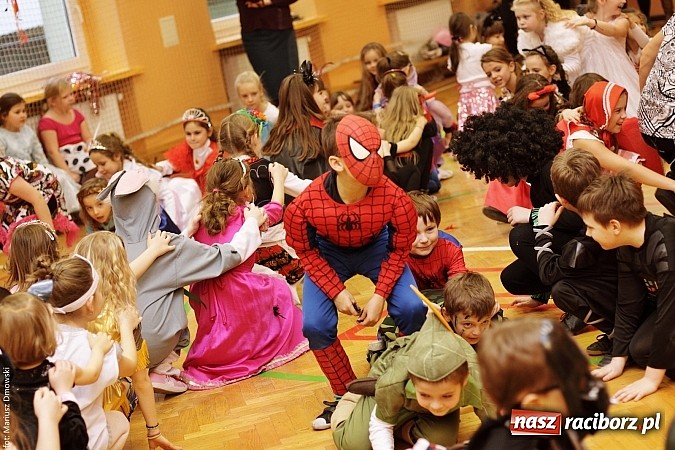 Zdjęcie w galerii na portalu naszraciborz.pl: Kolorowy bal karnawałowy w SP 13 wiadomości z regionu