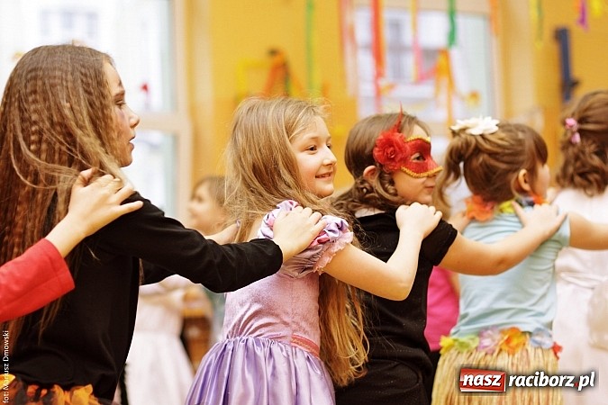 Zdjęcie w galerii na portalu naszraciborz.pl: Kolorowy bal karnawałowy w SP 13 wiadomości z regionu