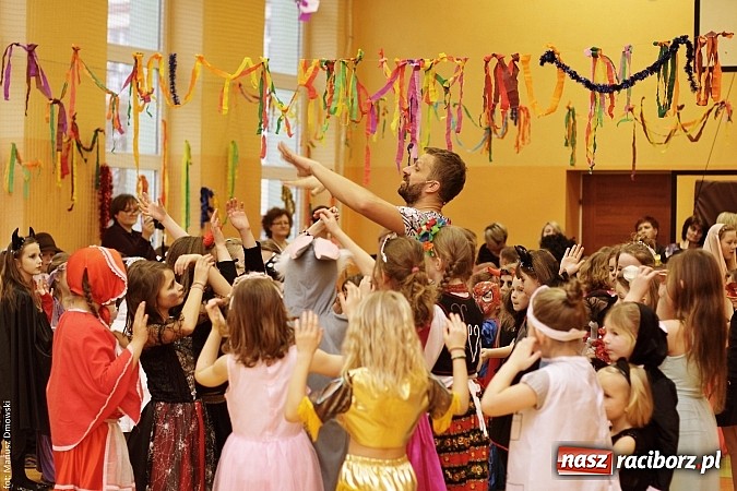 Zdjęcie w galerii na portalu naszraciborz.pl: Kolorowy bal karnawałowy w SP 13 wiadomości z regionu