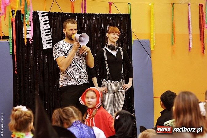 Zdjęcie w galerii na portalu naszraciborz.pl: Kolorowy bal karnawałowy w SP 13 wiadomości z regionu