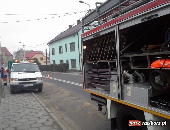 Zdjęcie w galerii na portalu naszraciborz.pl: Plama oleju w Pietrowicach Wielkich wiadomości z regionu