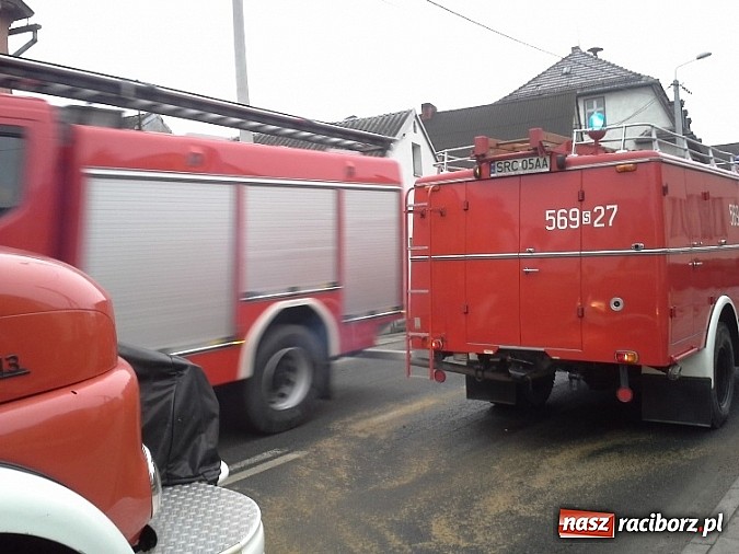Zdjęcie w galerii na portalu naszraciborz.pl: Plama oleju w Pietrowicach Wielkich wiadomości z regionu