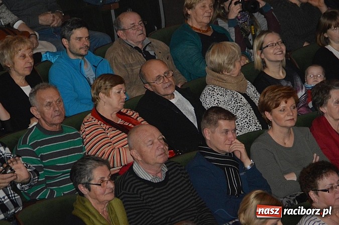 Zdjęcie w galerii na portalu naszraciborz.pl: Przedszkole nr 15 - Gala z okazji Dnia Babci i Dziadka na deskach RCK wiadomości z regionu
