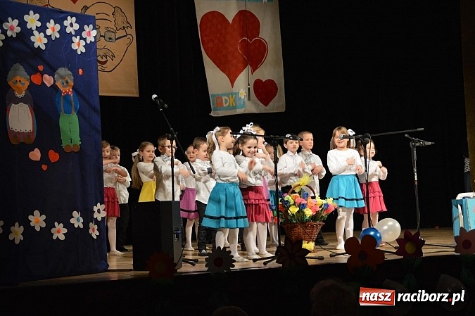 Zdjęcie w galerii na portalu naszraciborz.pl: Przedszkole nr 15 - Gala z okazji Dnia Babci i Dziadka na deskach RCK wiadomości z regionu