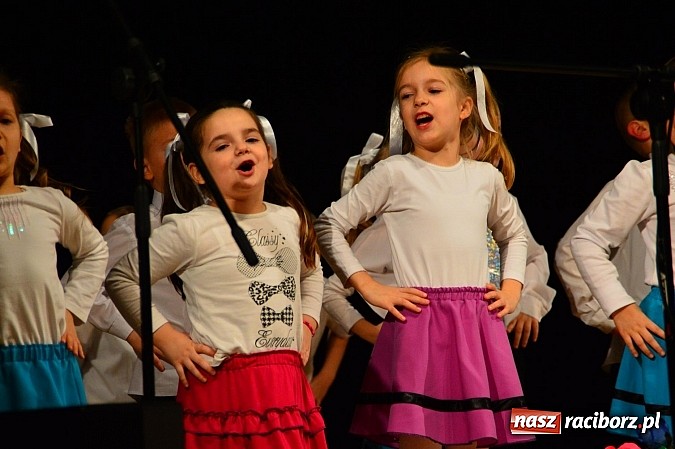 Zdjęcie w galerii na portalu naszraciborz.pl: Przedszkole nr 15 - Gala z okazji Dnia Babci i Dziadka na deskach RCK wiadomości z regionu