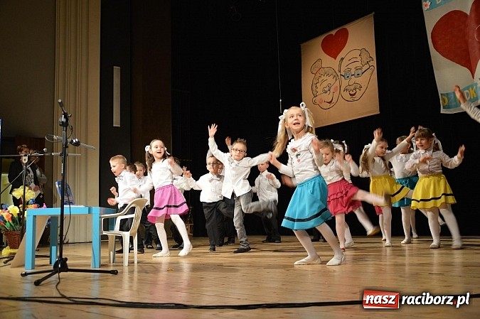 Zdjęcie w galerii na portalu naszraciborz.pl: Przedszkole nr 15 - Gala z okazji Dnia Babci i Dziadka na deskach RCK wiadomości z regionu