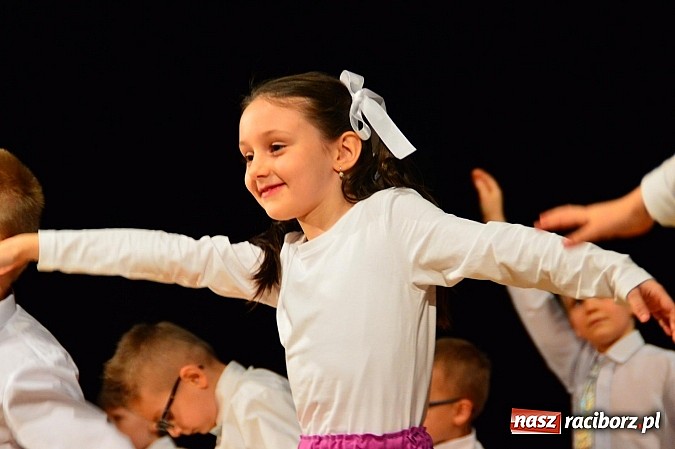 Zdjęcie w galerii na portalu naszraciborz.pl: Przedszkole nr 15 - Gala z okazji Dnia Babci i Dziadka na deskach RCK wiadomości z regionu