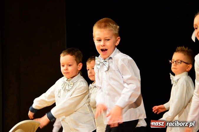 Zdjęcie w galerii na portalu naszraciborz.pl: Przedszkole nr 15 - Gala z okazji Dnia Babci i Dziadka na deskach RCK wiadomości z regionu