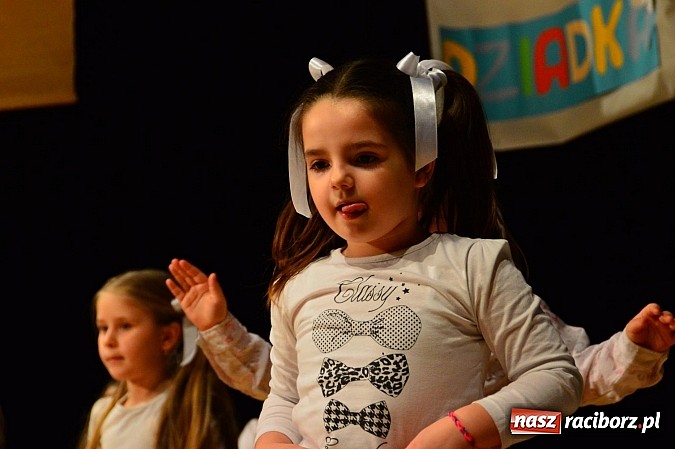 Zdjęcie w galerii na portalu naszraciborz.pl: Przedszkole nr 15 - Gala z okazji Dnia Babci i Dziadka na deskach RCK wiadomości z regionu