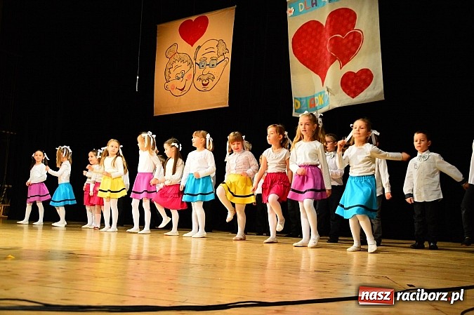 Zdjęcie w galerii na portalu naszraciborz.pl: Przedszkole nr 15 - Gala z okazji Dnia Babci i Dziadka na deskach RCK wiadomości z regionu
