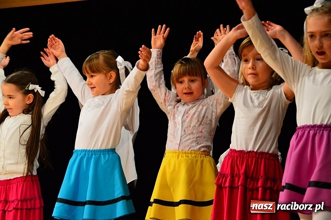 Zdjęcie w galerii na portalu naszraciborz.pl: Przedszkole nr 15 - Gala z okazji Dnia Babci i Dziadka na deskach RCK wiadomości z regionu