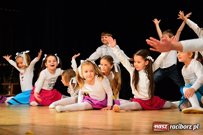 Zdjęcie w galerii na portalu naszraciborz.pl: Przedszkole nr 15 - Gala z okazji Dnia Babci i Dziadka na deskach RCK wiadomości z regionu