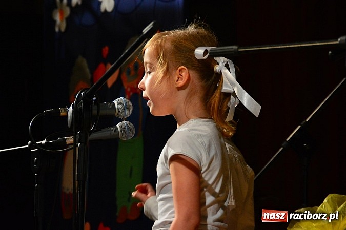 Zdjęcie w galerii na portalu naszraciborz.pl: Przedszkole nr 15 - Gala z okazji Dnia Babci i Dziadka na deskach RCK wiadomości z regionu