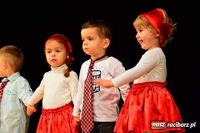 Zdjęcie w galerii na portalu naszraciborz.pl: Przedszkole nr 15 - Gala z okazji Dnia Babci i Dziadka na deskach RCK wiadomości z regionu