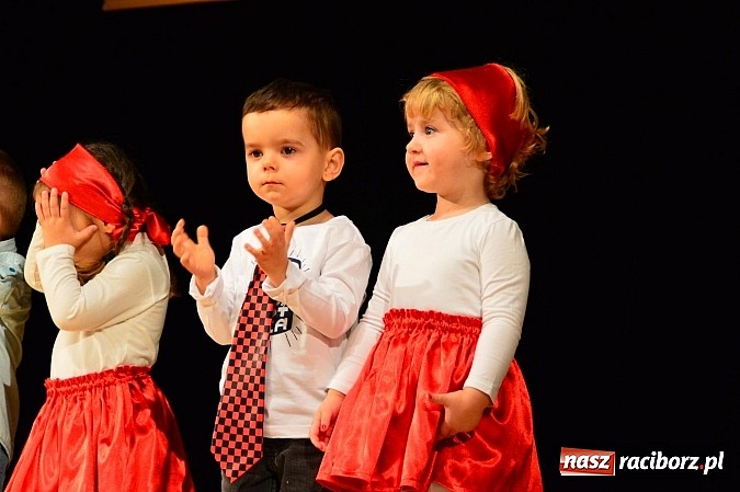 Zdjęcie w galerii na portalu naszraciborz.pl: Przedszkole nr 15 - Gala z okazji Dnia Babci i Dziadka na deskach RCK wiadomości z regionu