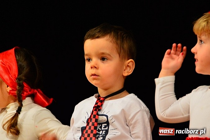 Zdjęcie w galerii na portalu naszraciborz.pl: Przedszkole nr 15 - Gala z okazji Dnia Babci i Dziadka na deskach RCK wiadomości z regionu