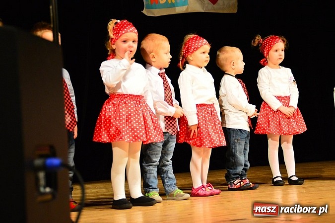 Zdjęcie w galerii na portalu naszraciborz.pl: Przedszkole nr 15 - Gala z okazji Dnia Babci i Dziadka na deskach RCK wiadomości z regionu