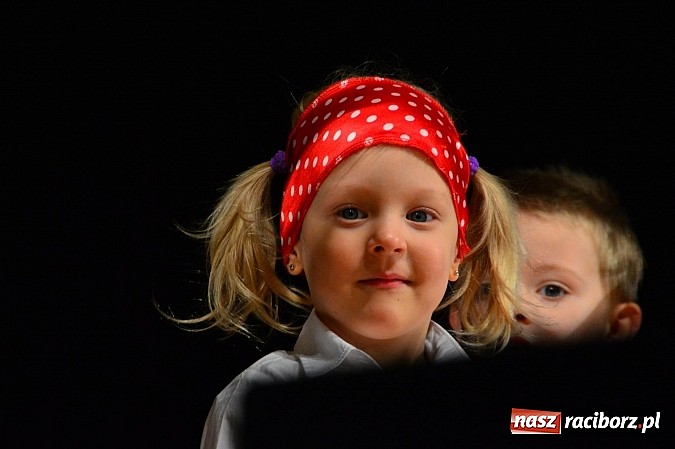 Zdjęcie w galerii na portalu naszraciborz.pl: Przedszkole nr 15 - Gala z okazji Dnia Babci i Dziadka na deskach RCK wiadomości z regionu