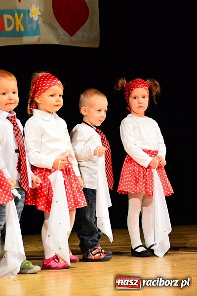 Zdjęcie w galerii na portalu naszraciborz.pl: Przedszkole nr 15 - Gala z okazji Dnia Babci i Dziadka na deskach RCK wiadomości z regionu