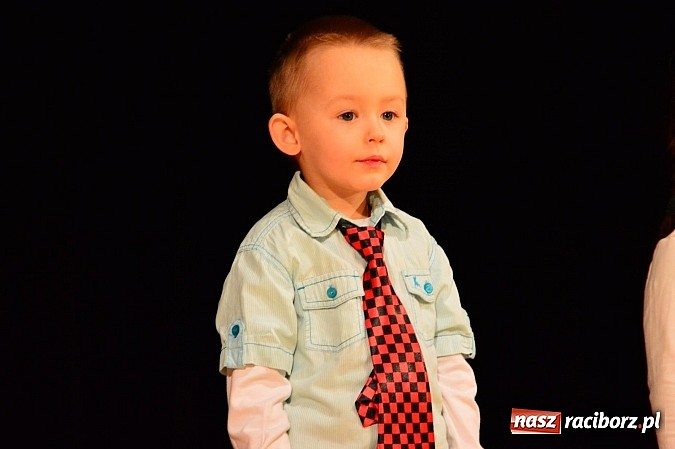 Zdjęcie w galerii na portalu naszraciborz.pl: Przedszkole nr 15 - Gala z okazji Dnia Babci i Dziadka na deskach RCK wiadomości z regionu