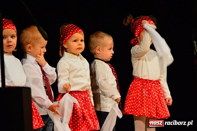 Zdjęcie w galerii na portalu naszraciborz.pl: Przedszkole nr 15 - Gala z okazji Dnia Babci i Dziadka na deskach RCK wiadomości z regionu