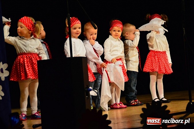 Zdjęcie w galerii na portalu naszraciborz.pl: Przedszkole nr 15 - Gala z okazji Dnia Babci i Dziadka na deskach RCK wiadomości z regionu