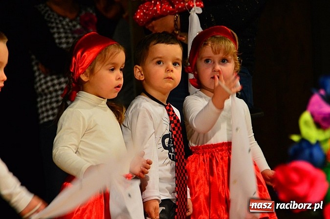 Zdjęcie w galerii na portalu naszraciborz.pl: Przedszkole nr 15 - Gala z okazji Dnia Babci i Dziadka na deskach RCK wiadomości z regionu