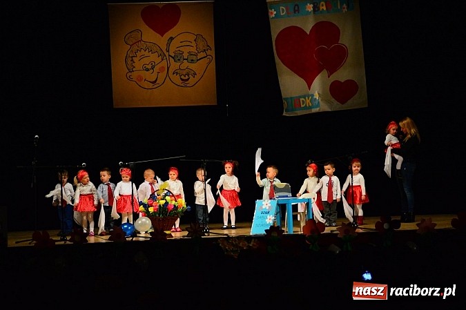 Zdjęcie w galerii na portalu naszraciborz.pl: Przedszkole nr 15 - Gala z okazji Dnia Babci i Dziadka na deskach RCK wiadomości z regionu