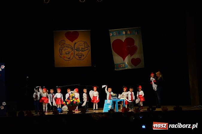Zdjęcie w galerii na portalu naszraciborz.pl: Przedszkole nr 15 - Gala z okazji Dnia Babci i Dziadka na deskach RCK wiadomości z regionu