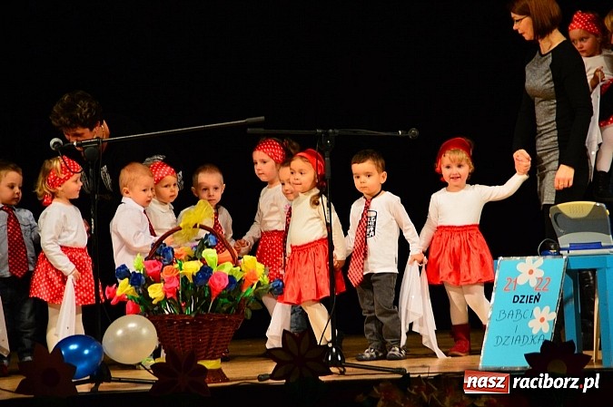Zdjęcie w galerii na portalu naszraciborz.pl: Przedszkole nr 15 - Gala z okazji Dnia Babci i Dziadka na deskach RCK wiadomości z regionu