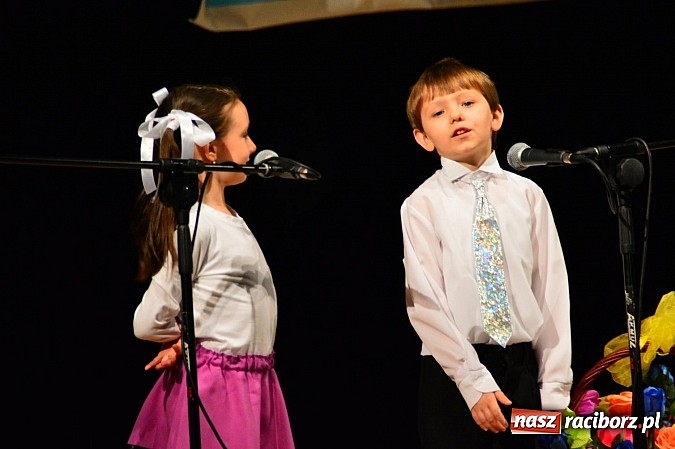 Zdjęcie w galerii na portalu naszraciborz.pl: Przedszkole nr 15 - Gala z okazji Dnia Babci i Dziadka na deskach RCK wiadomości z regionu