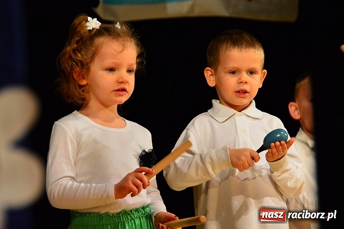 Zdjęcie w galerii na portalu naszraciborz.pl: Przedszkole nr 15 - Gala z okazji Dnia Babci i Dziadka na deskach RCK wiadomości z regionu