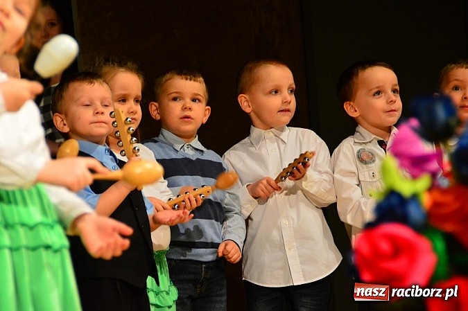 Zdjęcie w galerii na portalu naszraciborz.pl: Przedszkole nr 15 - Gala z okazji Dnia Babci i Dziadka na deskach RCK wiadomości z regionu