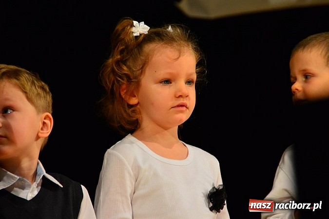 Zdjęcie w galerii na portalu naszraciborz.pl: Przedszkole nr 15 - Gala z okazji Dnia Babci i Dziadka na deskach RCK wiadomości z regionu
