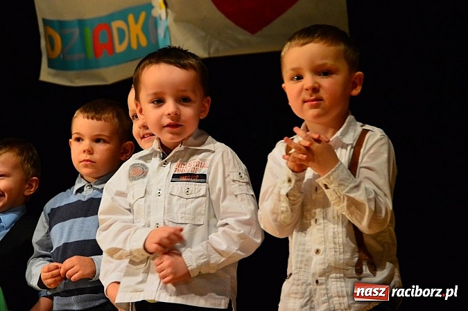 Zdjęcie w galerii na portalu naszraciborz.pl: Przedszkole nr 15 - Gala z okazji Dnia Babci i Dziadka na deskach RCK wiadomości z regionu