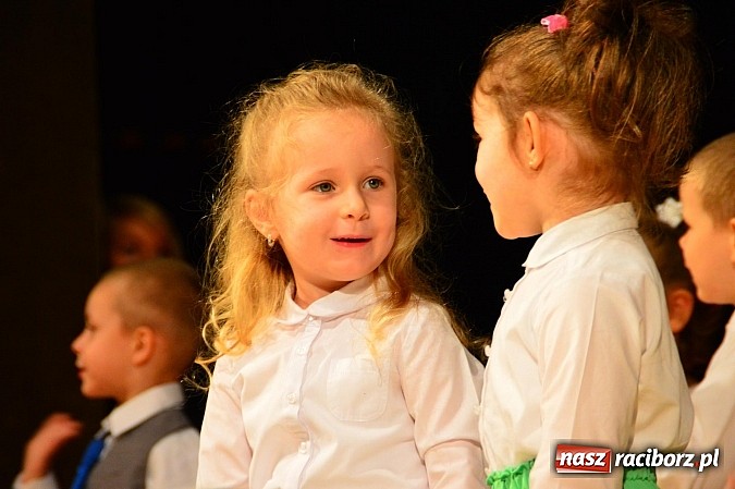 Zdjęcie w galerii na portalu naszraciborz.pl: Przedszkole nr 15 - Gala z okazji Dnia Babci i Dziadka na deskach RCK wiadomości z regionu