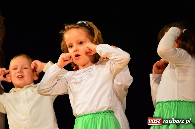 Zdjęcie w galerii na portalu naszraciborz.pl: Przedszkole nr 15 - Gala z okazji Dnia Babci i Dziadka na deskach RCK wiadomości z regionu