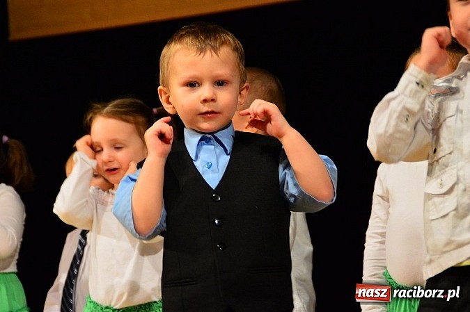 Zdjęcie w galerii na portalu naszraciborz.pl: Przedszkole nr 15 - Gala z okazji Dnia Babci i Dziadka na deskach RCK wiadomości z regionu