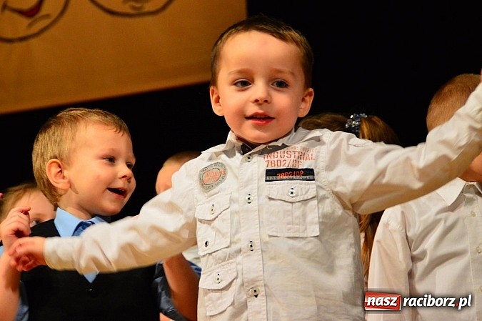 Zdjęcie w galerii na portalu naszraciborz.pl: Przedszkole nr 15 - Gala z okazji Dnia Babci i Dziadka na deskach RCK wiadomości z regionu