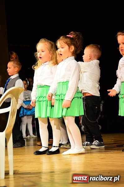 Zdjęcie w galerii na portalu naszraciborz.pl: Przedszkole nr 15 - Gala z okazji Dnia Babci i Dziadka na deskach RCK wiadomości z regionu