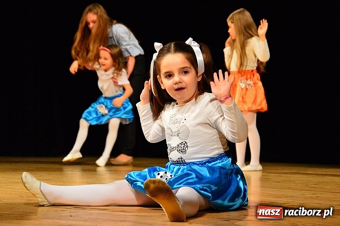 Zdjęcie w galerii na portalu naszraciborz.pl: Przedszkole nr 15 - Gala z okazji Dnia Babci i Dziadka na deskach RCK wiadomości z regionu