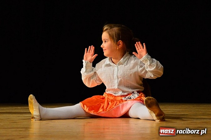 Zdjęcie w galerii na portalu naszraciborz.pl: Przedszkole nr 15 - Gala z okazji Dnia Babci i Dziadka na deskach RCK wiadomości z regionu