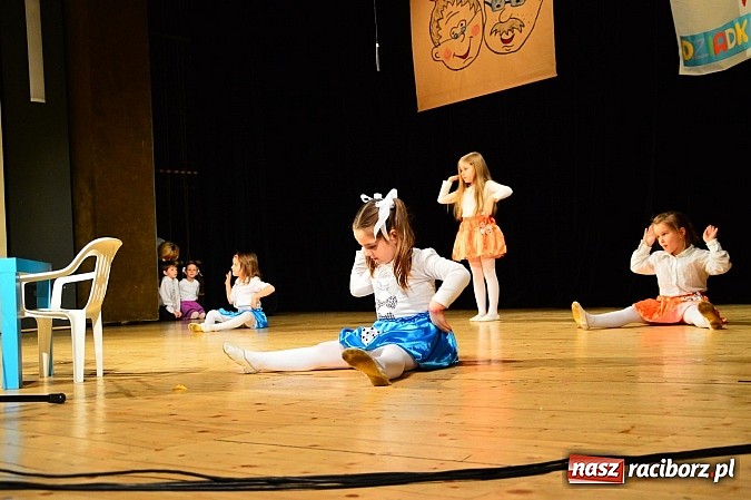 Zdjęcie w galerii na portalu naszraciborz.pl: Przedszkole nr 15 - Gala z okazji Dnia Babci i Dziadka na deskach RCK wiadomości z regionu