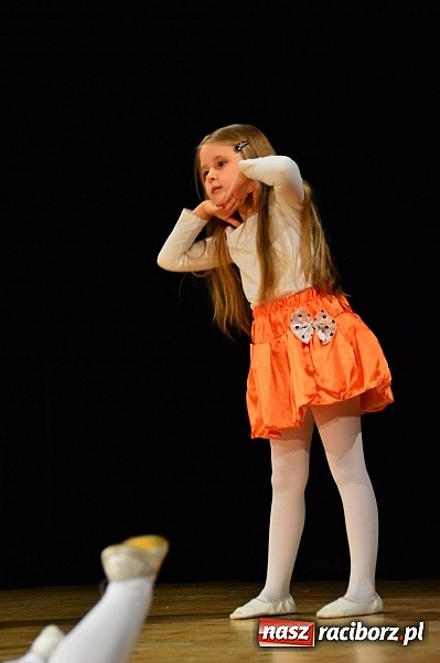 Zdjęcie w galerii na portalu naszraciborz.pl: Przedszkole nr 15 - Gala z okazji Dnia Babci i Dziadka na deskach RCK wiadomości z regionu