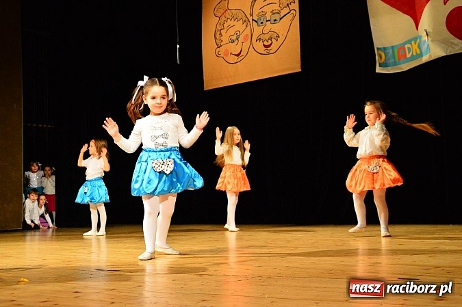 Zdjęcie w galerii na portalu naszraciborz.pl: Przedszkole nr 15 - Gala z okazji Dnia Babci i Dziadka na deskach RCK wiadomości z regionu