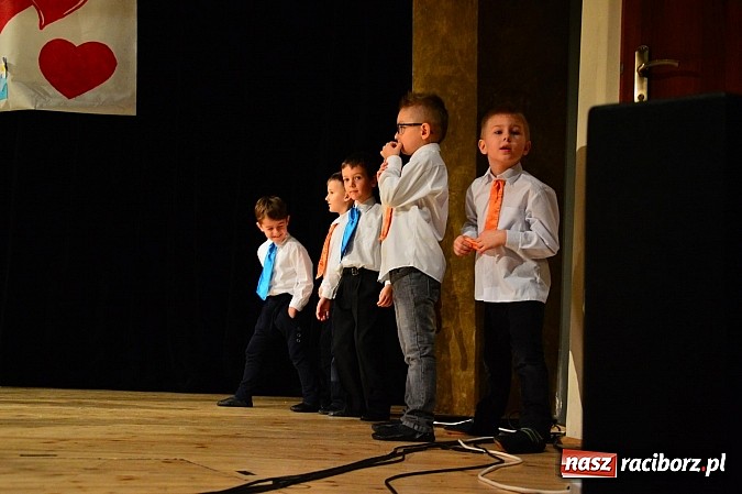 Zdjęcie w galerii na portalu naszraciborz.pl: Przedszkole nr 15 - Gala z okazji Dnia Babci i Dziadka na deskach RCK wiadomości z regionu