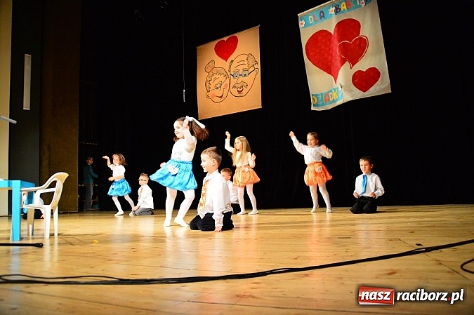 Zdjęcie w galerii na portalu naszraciborz.pl: Przedszkole nr 15 - Gala z okazji Dnia Babci i Dziadka na deskach RCK wiadomości z regionu